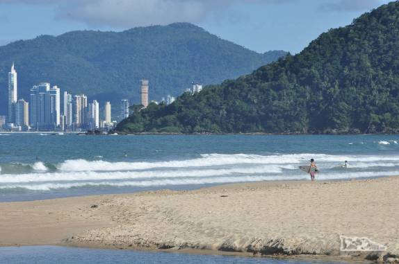 Um surfista solitário observa o mar da praia dps Amores. No fundo, os prédios de Balneário Camboriú, litoral de Santa Catarina